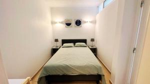 Un dormitorio pequeño con una cama en una habitación. en Villa With BBQ and Pool in Vilamoura, en Quarteira 91 fotos más