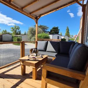 Balkón nebo terasa v ubytování La Dolce Vita Méditerranéenne Mobil Home à 200m de la plage Camping 5 Etoiles Parc Aquatique + 25 fotografií