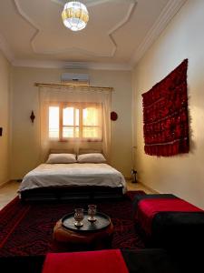 Ένα ή περισσότερα κρεβάτια σε δωμάτιο στο Dar Zina +32 φωτογραφίες