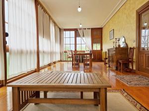 ein Wohnzimmer mit Tisch und ein Esszimmer in der Unterkunft Casa Rural Los Monteros in Espinosa de los Monteros