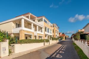 ein Haus mit einer Straße davor in der Unterkunft Cormorani - Appartamento 7 in Golfo Aranci