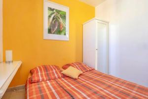 Un dormitorio con una cama y un cuadro en la pared. en Casa Golfin, en Las Galletas 15 fotos más