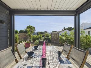 ein Tisch, auf dem eine rosa Flasche steht in der Unterkunft Chalet pour 6, domaine avec piscine in Saint-Hilaire-de-Riez