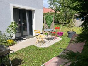 un patio con sillas y una mesa en Escape Room Codex Verha - Logement insolite Nancy, en Nancy