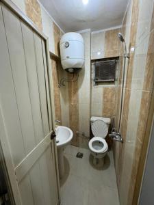 Koupelna v ubytování 6th of October Studios الحي الاول