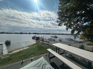 蒙特贝罗Le Refuge de la Rivière Proche du Parc Omega的享有水体美景,设有长凳 更多5张照片