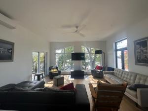 蒙特贝罗Le Refuge de la Rivière Proche du Parc Omega的客厅里有一张沙发和一张桌子。