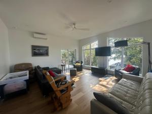 蒙特贝罗Le Refuge de la Rivière Proche du Parc Omega的带沙发和壁炉的客厅