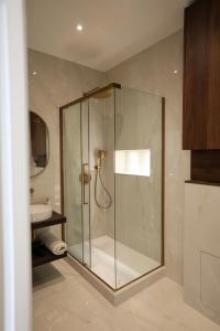 eine Glasdusche im Bad mit Waschbecken in der Unterkunft Résidence du Lion in Belfort + 32 Fotos