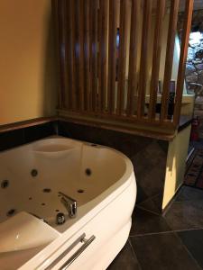 Koupelna v ubytování Oikies Art Rooms