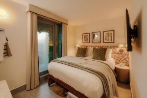 une chambre avec un grand lit et une fenêtre dans l'établissement Tower Bridge Road I Your Apartment, à Londres