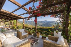 Nespecifikovaný výhled na hory nebo výhled na hory při pohledu z prázdninového domu