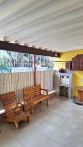 グアルーリョスにあるHostel My House quartos perto do aeroporto de Guarulhosのキッチン付きの客室内の木製ベンチ2台