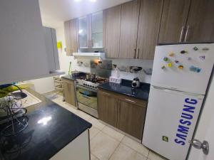 Köök või kööginurk majutusasutuses Departamento de estreno completamente amoblado +14 fotot