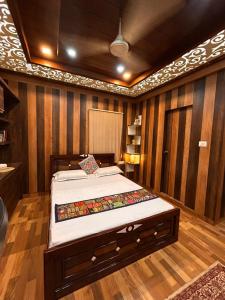 Ένα ή περισσότερα κρεβάτια σε δωμάτιο στο Designer Room in Villa with Gym, Garden, Free Parking and WiFi