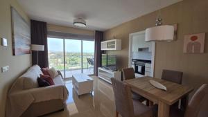 ein Wohnzimmer mit Tisch und ein Esszimmer in der Unterkunft Daniel Apartment vistas al mar in El Borseral