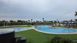 ein großer Pool mit Brücke in einem Resort in der Unterkunft Daniel Apartment vistas al mar in El Borseral