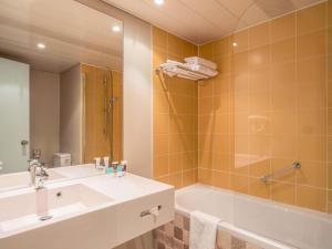 Koupelna v ubytování Hotel Mercure Parc du Coudray - Barbizon