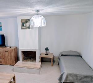 ein Schlafzimmer mit einem Bett und einem Kronleuchter in der Unterkunft Casa Del Tramonto in Costa Paradiso