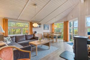 un salon avec un canapé et une table dans l'établissement Skipper-Lodge Nord, à Hestoft