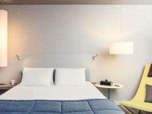 Postel nebo postele na pokoji v ubytování Mercure Paris Val de Fontenay + 74 fotografií