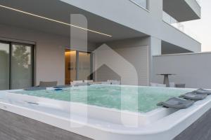 Bazén v ubytování Homiday - Poseidon Luxury nebo v jeho okolí