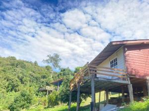 Tòa nhà nơi biệt thự tọa lạc