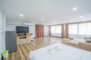 un salon avec un lit et une télévision à écran plat dans l'établissement Ao Nang Boutique Apartment & Pool, à Ban Chong Phli