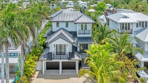 una vista aerea di una casa con palme di Kays Landing - 423 ad Anna Maria