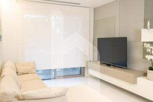 TV a/nebo společenská místnost v ubytování Homiday - Poseidon Luxury