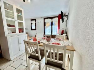 a dining room with a table and two chairs at Studio 4 pers. rénové avec parking, à 500m des pistes - La Salle-les-Alpes - FR-1-330F-143 in Serre Chevalier +12 photos