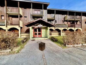 a building with a red door in front of it at Studio 4 pers. rénové avec parking, à 500m des pistes - La Salle-les-Alpes - FR-1-330F-143 in Serre Chevalier