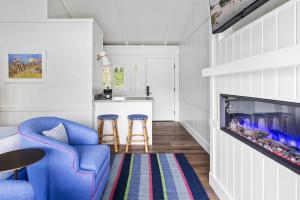 een woonkamer met een blauwe bank en een aquarium bij Yachtsman Lodge & Marina in Kennebunkport