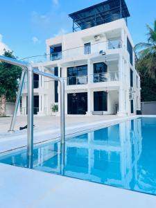 Πισίνα στο ή κοντά στο Serian Breeze Villa