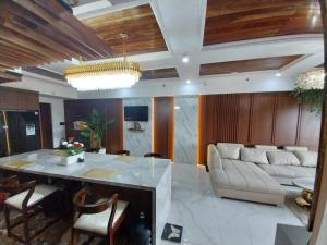 una sala de estar con un sofá y una mesa en Apartemen SKY HOUSE BSD City Lt 2 LUXURY BALCONY, en Samporo