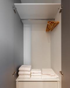 einen Haufen Handtücher auf einem Regal in einem Schrank in der Unterkunft Skyline Parque Moinhos by LikeHome in Floresta