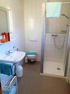 Koupelna v ubytování Gemütliche Ferienwohnung Mit Großem Garten