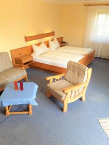 Postel nebo postele na pokoji v ubytování Gemütliche Ferienwohnung Mit Großem Garten