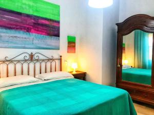 Un dormitorio con una cama y un espejo grande. en Tina Piano Terra, en Castiglione della Pescaia 7 fotos más