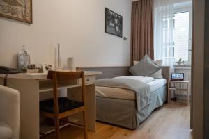 Ένα ή περισσότερα κρεβάτια σε δωμάτιο στο Stadt-gut-Hotel Rheinischer Hof