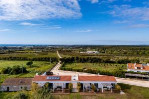 eine Luftansicht eines Betriebs mit einem Haus in der Unterkunft Monte da Fonte in Zambujeira do Mar
