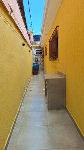 グアルーリョスにあるHostel My House quartos perto do aeroporto de Guarulhosの黄壁の空廊 +92枚の写真