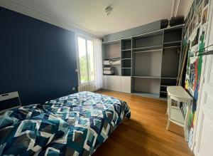 Postel nebo postele na pokoji v ubytování Paradeux - Chambres dans grande Maison Gite sur Argenteuil, Parking dans cour securisée