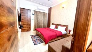 Postel nebo postele na pokoji v ubytování Yogvan Luxury 1BHK Apartments Tapovan Rishikesh
