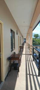 パラマリボにあるWilhelmina Hotel & Apartmentsのバルコニーのテーブルとベンチの列