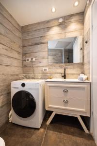 JLM market suite في القدس: حمام مع غسالة ومغسلة