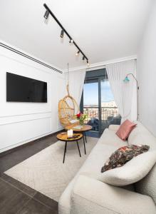 JLM market suite في القدس: غرفة معيشة بها أريكة وجهاز تلفزيون