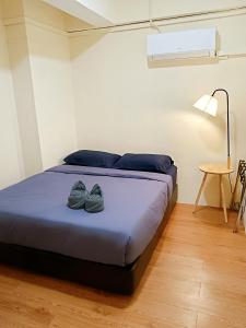 Postel nebo postele na pokoji v ubytování KK Home Warisan Square