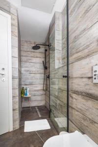 JLM market suite في القدس: حمام مع دش مع جدار خشبي +34 صورة