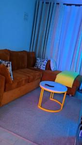 una sala de estar con un sofá y una mesa en cate havens, en Nairobi